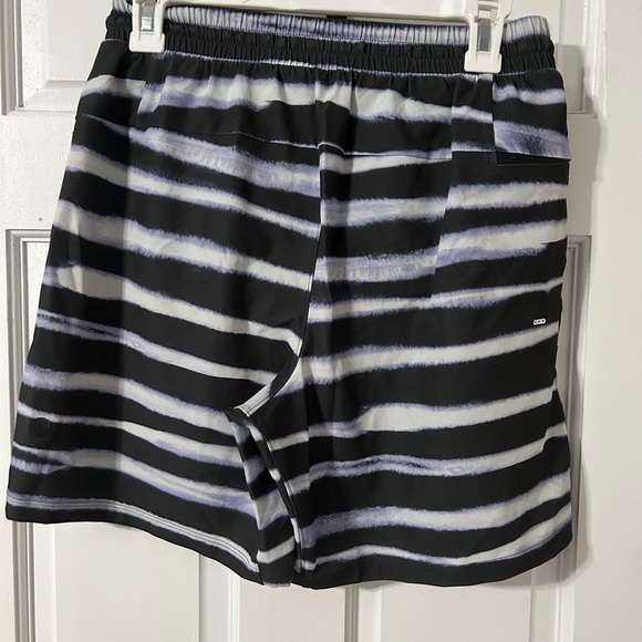 Mens lululemon pool short 7” - Picture 4 of 8